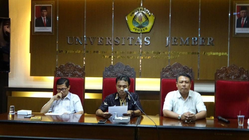 Ketua Tim Pemetaan Radikalisme Mahasiswa di Universitas Jember, Akhmad Munir (tengah), saat konferensi pers. IDN Times/Istimewa