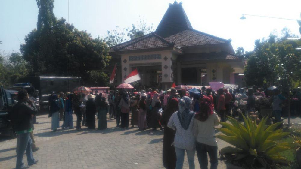 Ratusan warga Dusun Lengor menggelar aksi unjuk rasa menuntut salah satu perangkat desa dicopot. IDN Times/Imron