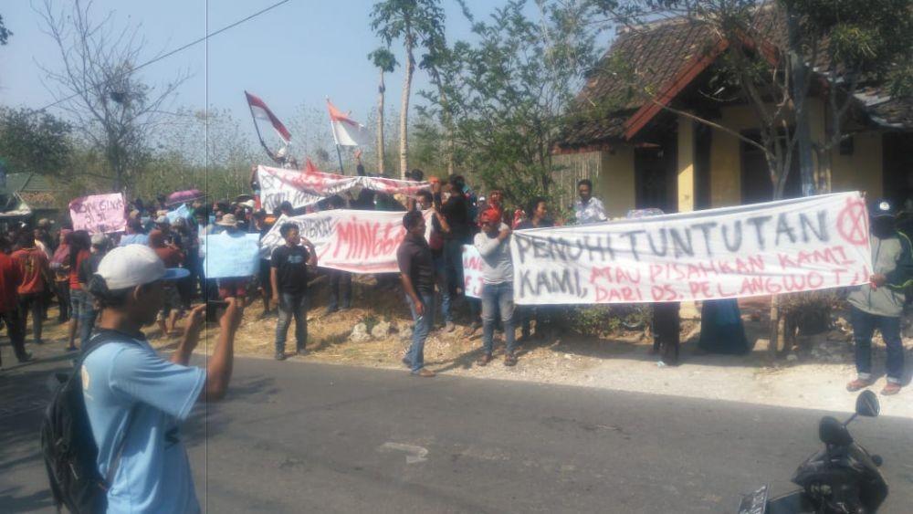 Ratusan warga Dusun Lengor menggelar aksi unjuk rasa menuntut salah satu perangkat desa dicopot. IDN Times/Imron