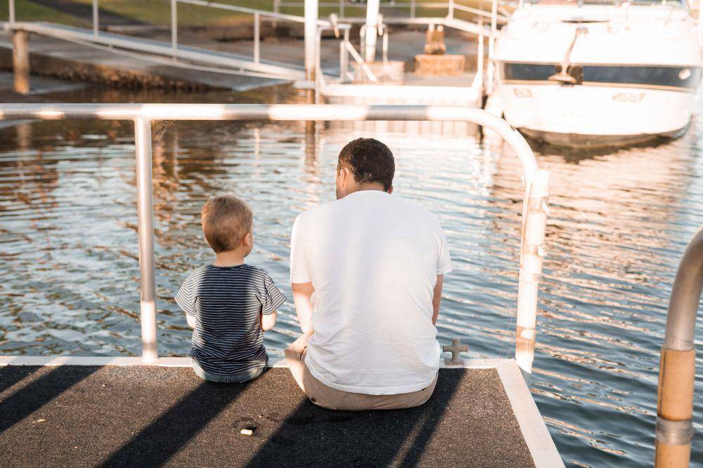 orangtua dan anak (unsplash.com/Kelly McClintock)