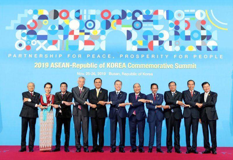 Para pemimpin negara-negara Asia Tenggara berfoto di sela-sela KTT ASEAN-Republic of Korea di Busan, Korea Selatan, pada 26 November 2019. ANTARA FOTO/Yonhap via REUTERS