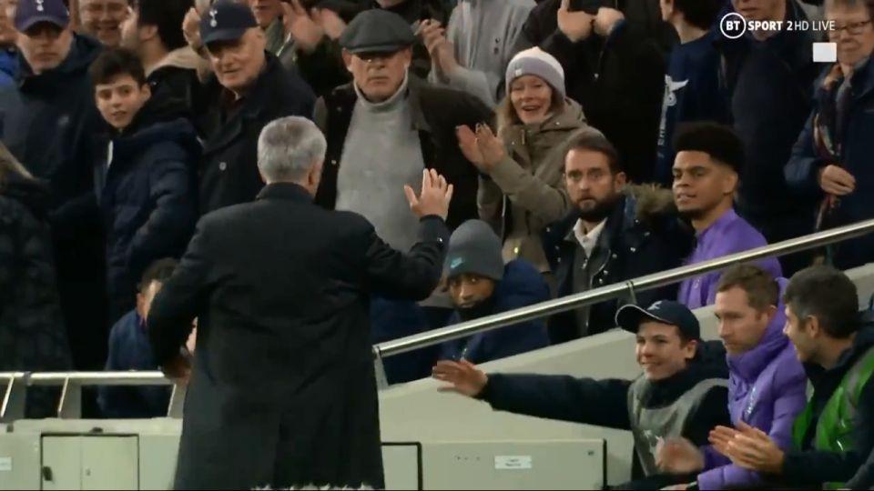 Cerita Ball Boy yang Dipeluk Mourinho Usai Bantu Tottenham Comeback