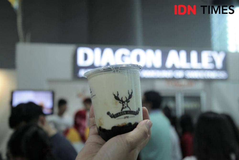 Diagon Alley, salah satu minuman boba di acara "Bobalicious" di Surabaya. IDN Times/Prila Arofani
