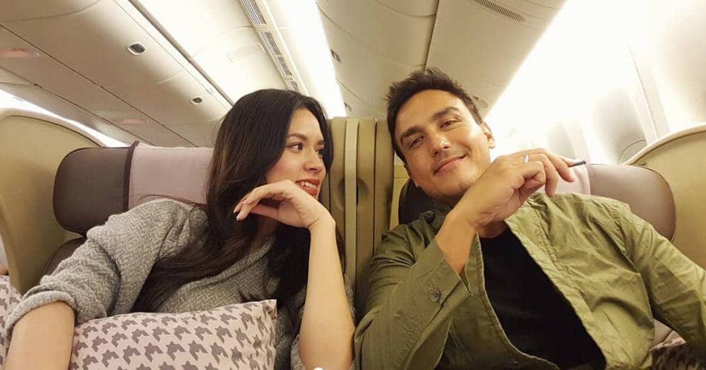 10 Gaya Romantis Selebriti Foto di Pesawat, Siapa Paling Mesra?