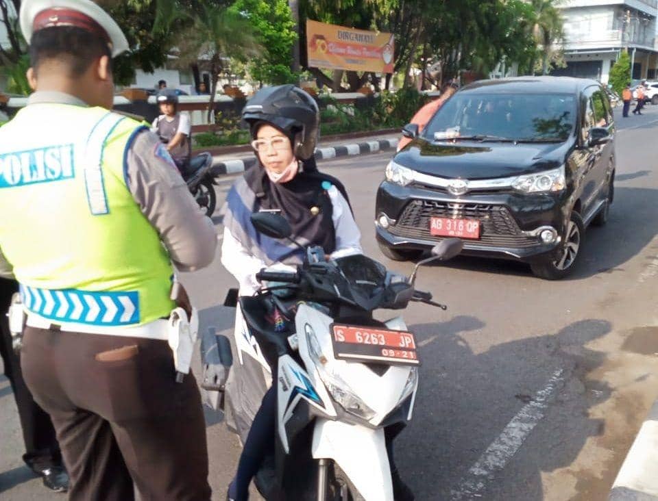 Petugas Satlantas Polres Lamongan merazia kendaraan bermotor plat merah. IDN Times/Imron