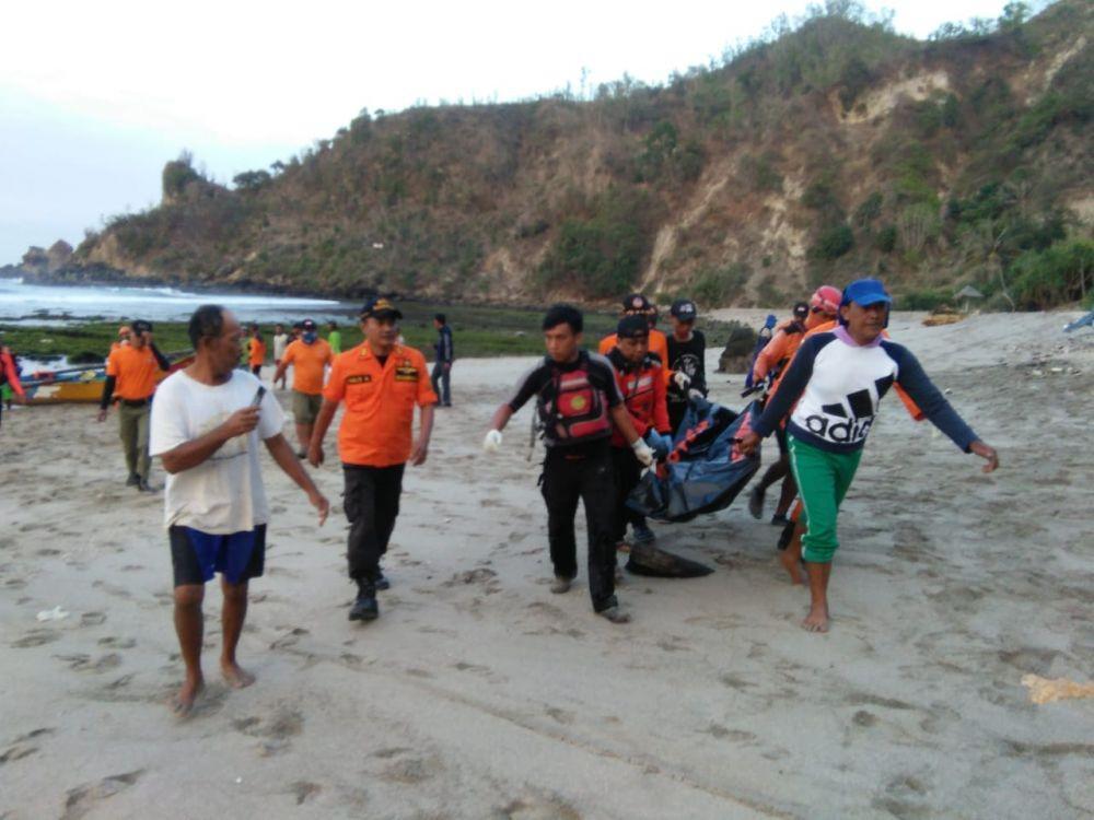 Tim sar gabungan evakuasi korban Deni Setiawan dari laut. IDN Times/Humas Kantor Basarnas Yogyakarta