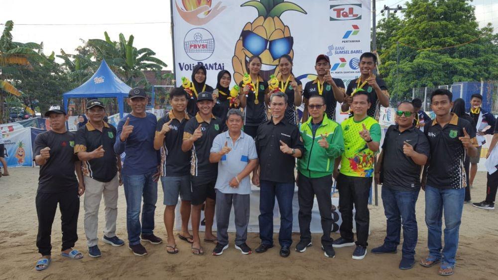 Ketua KONI Muba, Agus Raflen, bersama atlet usai menerima medali pada Porprov XII Prabumulih/IDN Times/Istimewa