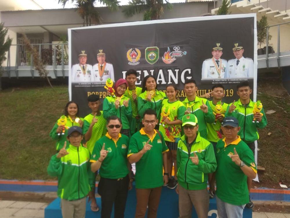 Ketua KONI dan Kadispora Muba bersama atlet usai menerima medali pada Porprov XII Prabumulih/IDN Times/Istimewa