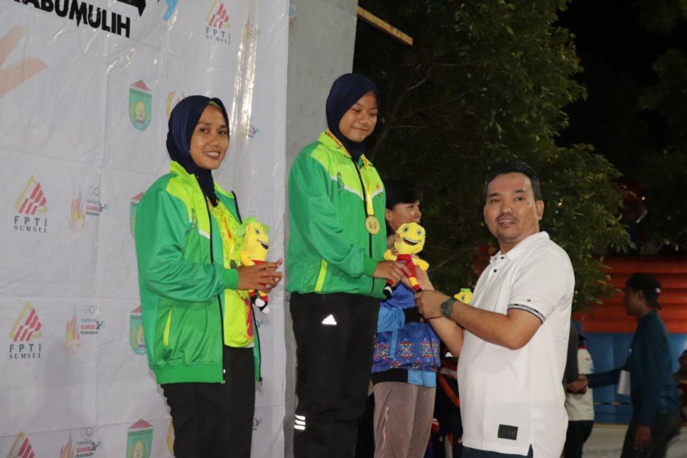 Wakil Bupati Muba, Beni Hernedi memberikan medali emas pada atlet panjat tebing Porprov XII Prabumulih/IDN Times/istimewa