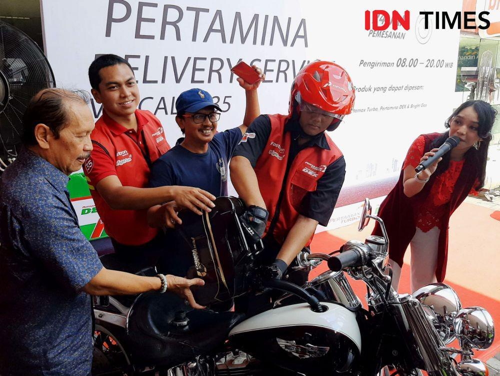 Layanan kurir Pertamina Delivery Service sedang mengisi bahan bakar salah satu kendaraan di SPBU COCO Lempuyangan, Rabu (27/11/2019). IDN Times/Holy Kartika