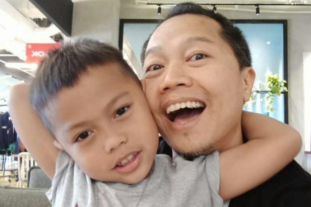 Betah Menduda, Ini 10 Potret Manis Kedekatan Sandhy Sondoro & Putranya