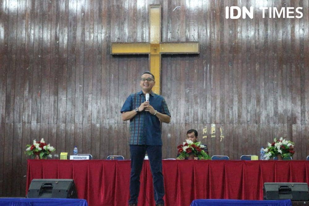 Putra Nababan berbicara di depan mahasiswa Nomensen Siantar (IDN Times/Gideon Aritonang)