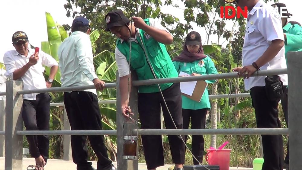 Petugas Dinas Lingkungan Hidup menyelidiki Sungai Maribaya yang airnya berubah menjadi merah muda. (IDN Times/Haikal Adithya)