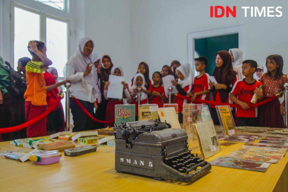 Suasana SDN Kapasari V saat berkunjung ke Museum Pendidikan Surabaya (27 November 2019). IDN Times/Reza Iqbal