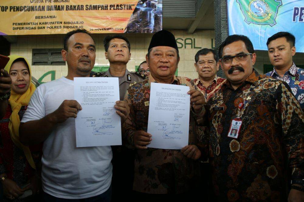 Bupati Sidoarjo saat melakukan deklarasi setop penggunaan sampah plastik sebagai bahan bakar di Desa Tropodo, Selasa (26/11). Dokumentasi Dinas Kominfo Sidoarjo