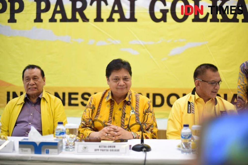 Ketua Umum Partai Golkar Airlangga Hartarto pimpin rapat pleno di kantor DPP Partai Golkar, Slipi, Jakarta Barat, Rabu (27/11). (IDN Times/Irfan Fathurohman)