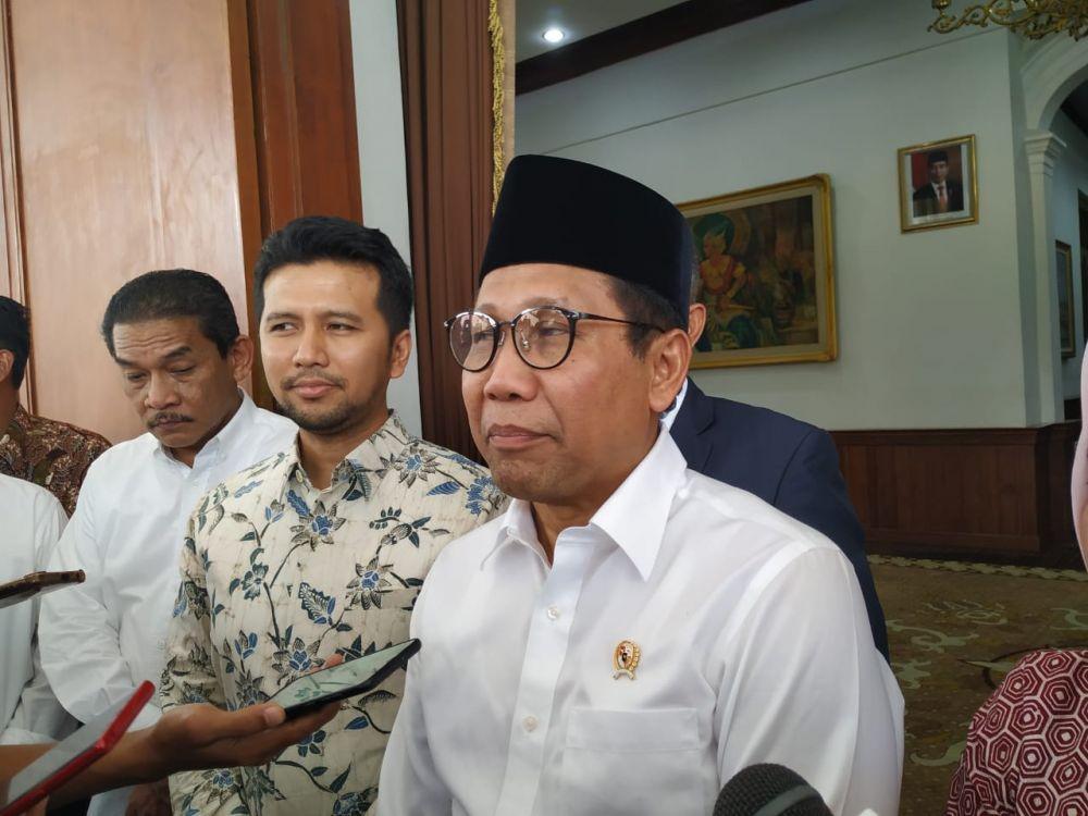 Menteri Desa, Pembangunan Daerah Tertinggal, dan Transmigrasi (Mendes PDTT) Abdul Halim Iskandar (kanan) didampingi Wakil Gubernur Jatim Emil Elestianto Dardak memberangkatkan transmigran dari Jawa Timur, Rabu (27/11). IDN Times/istimewa