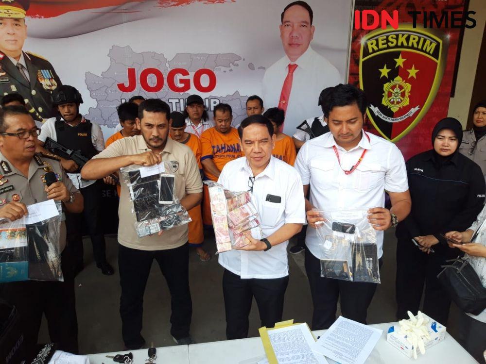 Polisi menunjukkan barang bukti penipuan bermodus penggandaan uang di Mapolda Jatim, Rabu (27/11). IDN Times/Fitria Madia