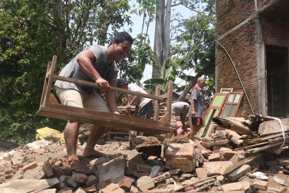 Puing-puing bekas rumah nenek Siani yang roboh di kawasan Merjosari Kota Malang, Kamis (28/11/2019). IDN Times/ Alfi Ramadana