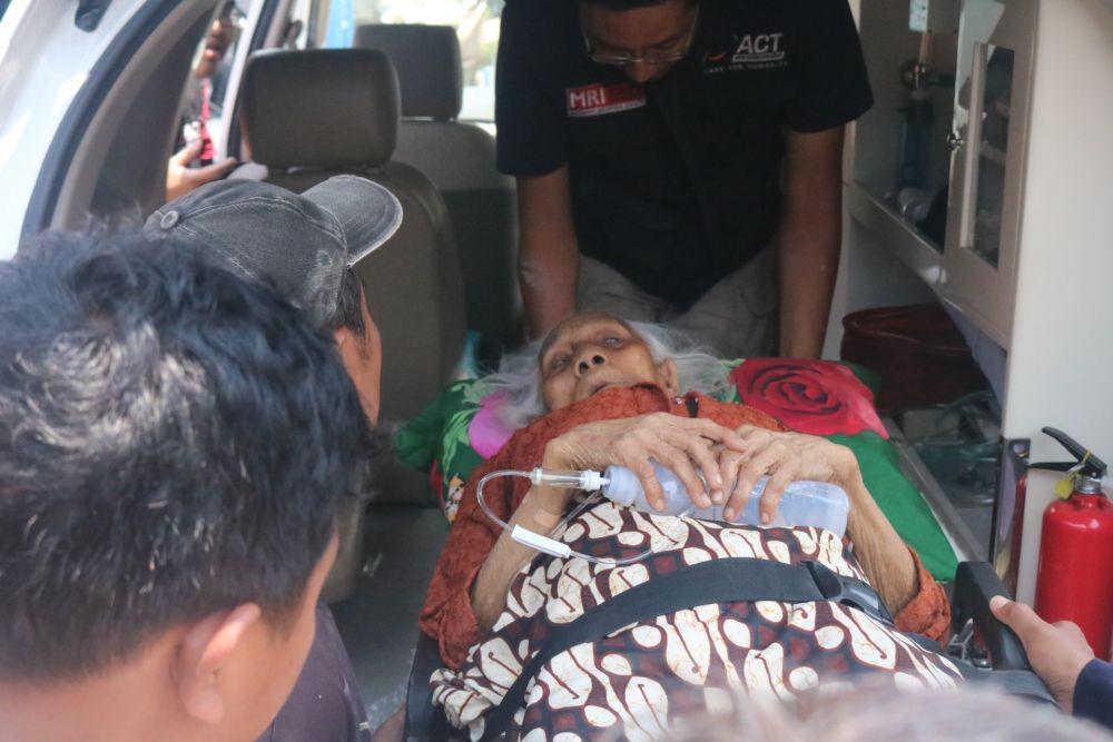 Nenek Siani saat dinaikkan ke ambulance untuk mendapatkan perawatan di rumah sakit, Kamis (28/11/2019). IDN Times/ Alfi Ramadana