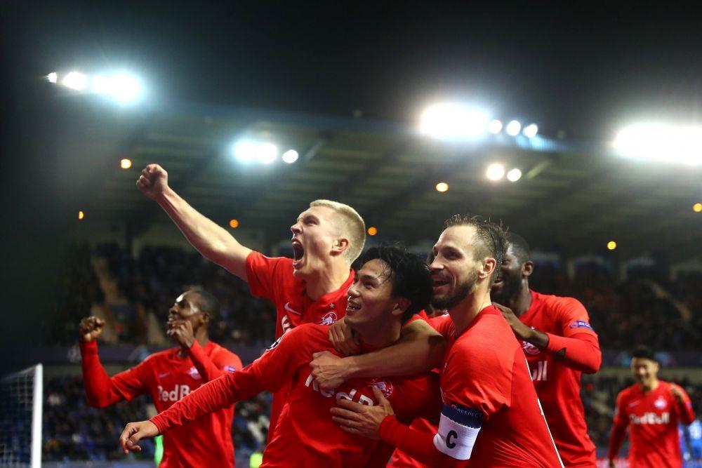 Para pemain Red Bull Salzburg merayakan gol ke gawang Genk, Kamis (28/11) dini hari tadi. Twitter/@ChampionsLeague