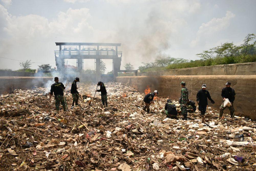 Pandawara Group Ajak Warga Bandung Bersihkan Sampah di Sungai Cileunyi