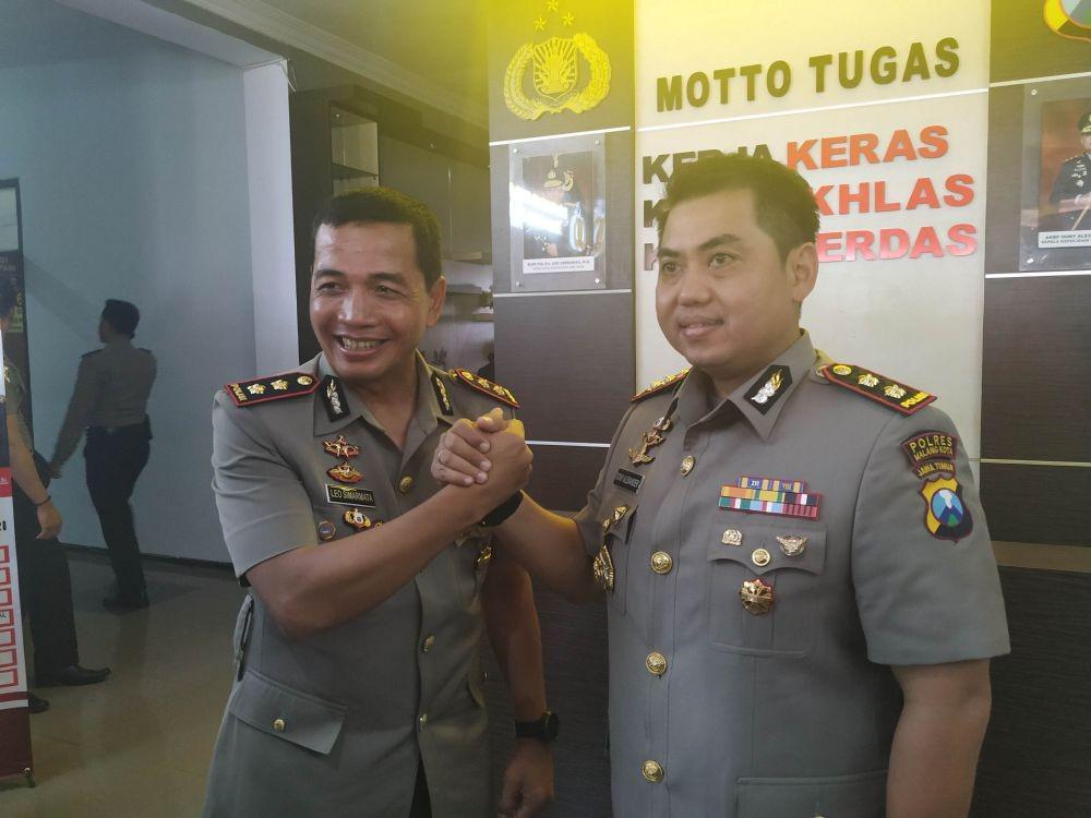 Kapolresta Malang Kota yang baru, AKBP Leonardus Simarmata (kiri) dan Kapolres Malang Kota sebelumnya, AKBP Dony Alexander usai serah terima jabatan, Kamis (28/11/2019). IDN Times/ Alfi Ramadana