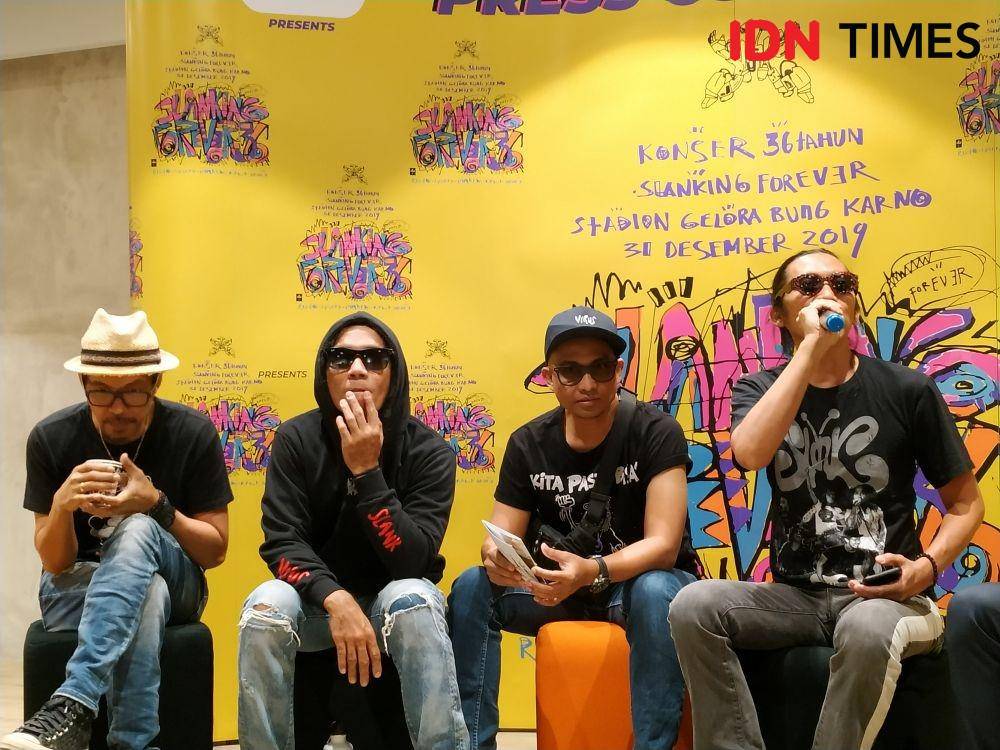 (paling kanan) Bimbim Slank dalam press conference SLANKING FOREVER 36 - KONSER 36 TAHUN SLANK di Jakarta. 28 November 2019. IDN Times/Nadia Umara