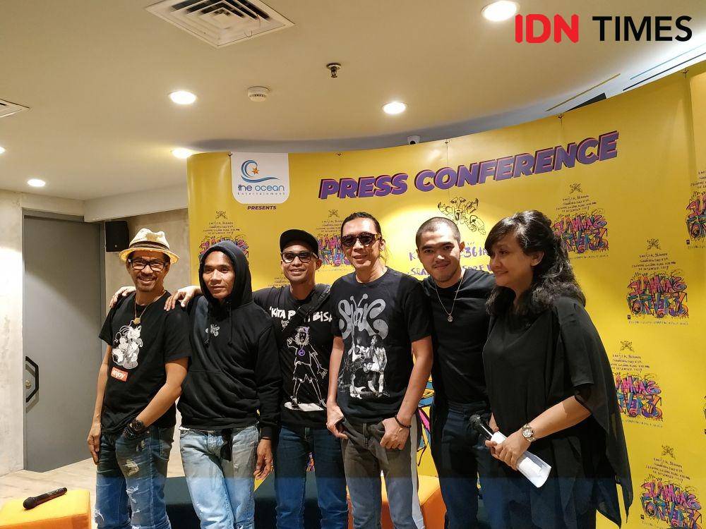 Slank dan Niken Ayu, CEO The Ocean Entertainment dalam press conference SLANKING FOREVER 36 - KONSER 36 TAHUN SLANK di Jakarta. 28 November 2019. IDN Times/Nadia Umara