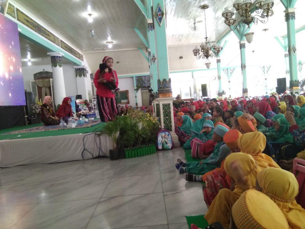 Ria Enes dan Suzan saat mengisi workshop minat baca di Pendapa Muda Graha Kabupaten Madiun, Kamis (28/11). IDN Times/Nofika Dian Nugroho