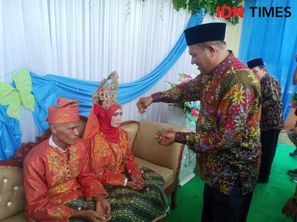 Pasangan yang ikut nikah massal gratis di Langkat (IDN Times/Handoko)