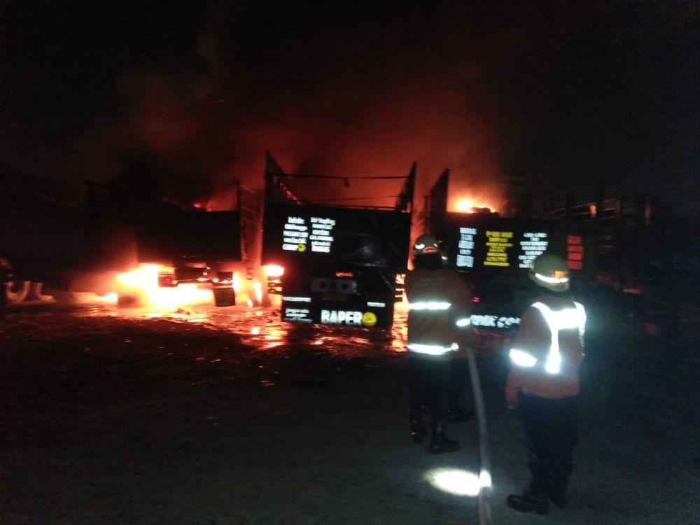 Kebakaran Surabaya saat memadamkan api yang melalap enam truk di kawasan Kenjeran, Kamis (28/11) dini hari. Dok. Dinas PMK Surabaya