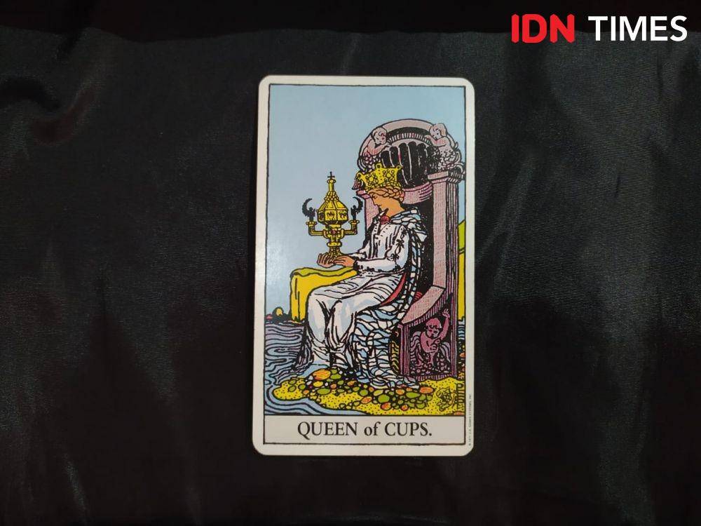 Kartu Tarot, Queen of Cups (IDN Times/Aldzah Fatimah Aditya)