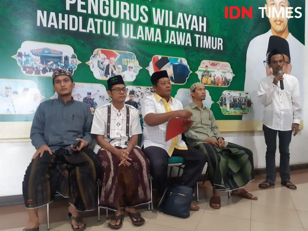 Sekretaris Bahtsul Masail PWNU Jatim, Ahmad Muntaha (dua dari kiri) saat konferensi pers di Kantor PWNU Jatim, Kamis (28/11). IDN Times/Ardiansyah Fajar