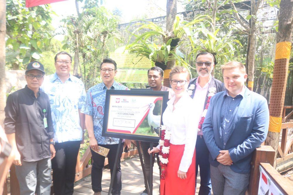 Dubes Polandia untuk Indonesia, Beata Stoczynska usai proses pemberian nama pada anakan White Stork di Eco Green Park, Batu, Jumat (29/11/2019). IDN Times/ Alfi Ramadana
