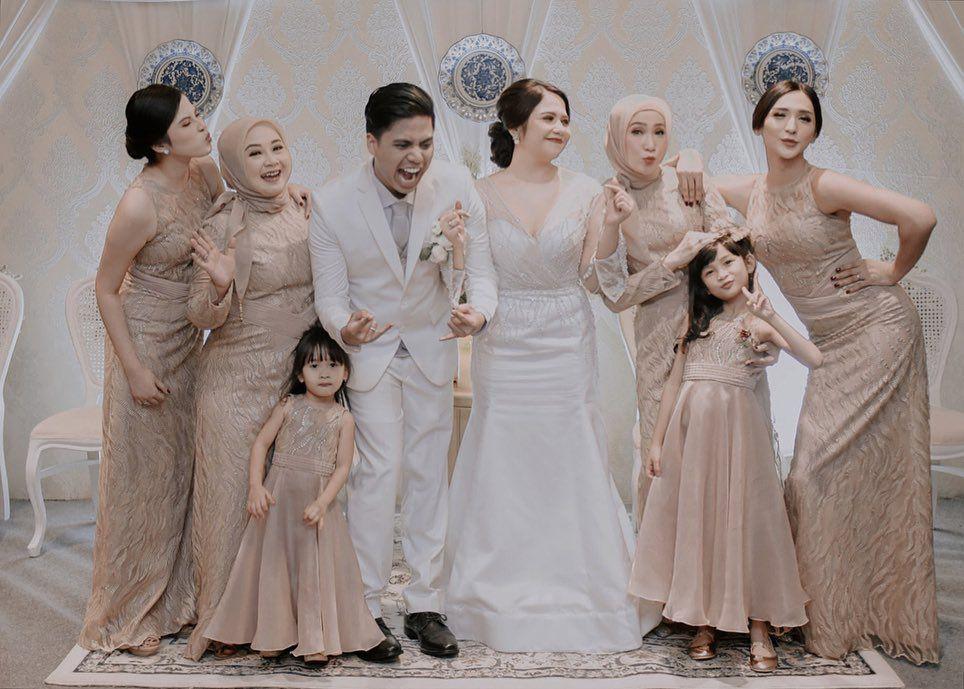 10 Potret Dena Rachman Hadiri Pernikahan Adiknya, Manis dan Elegan!