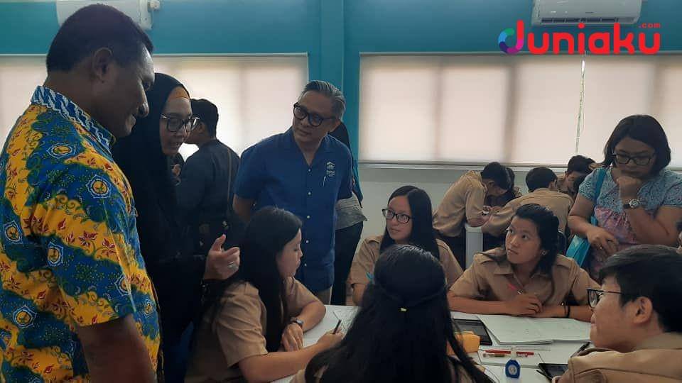 Siswa-siswi SMA Santo Yosef menjelaskan kegiatan SSLC yang sedang berlangsung. duniaku.com/Adhitya Daniel