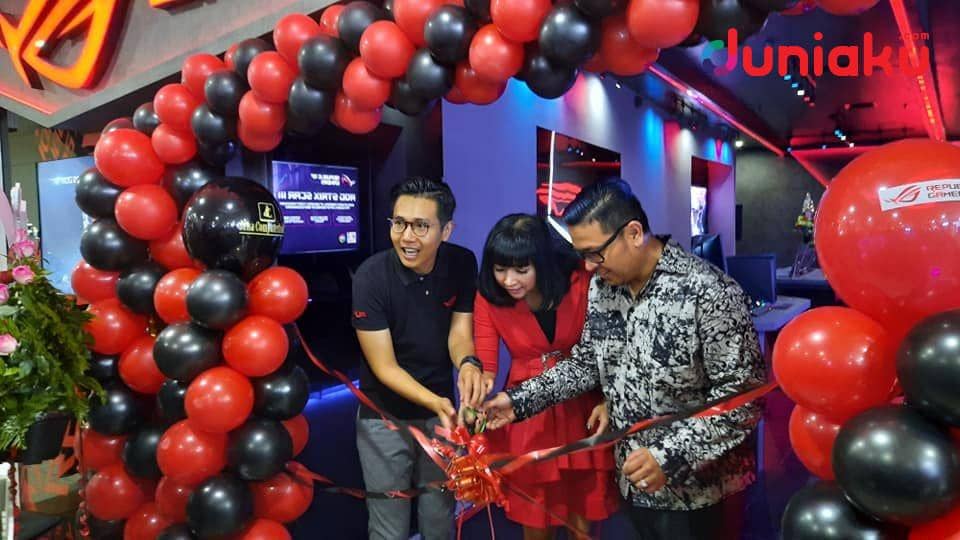 Pemotongan pita peresmian ROG Store Ambassador, duniaku.com/Adhitya Daniel