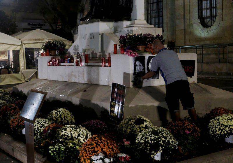 Petugas kebersihan pemerintah membersihkan memorial sementara untuk wartawan anti-korupsi yang dibunuh Daphne Caruana Galizia dari lokasi protes di monumen Great Siege setelah peringatan 2 tahun tewasnya Daphne dalam sebuah ledakan bom mobil, di luar Pengadilan Kehakiman di Valletta, Malta, pada 18 Oktober 2019. ANTARA FOTO/REUTERS/Darrin Zammit Lupi