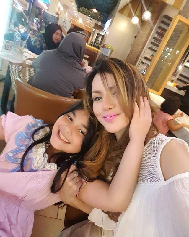 https://www.instagram.com/barbiekumalasari/