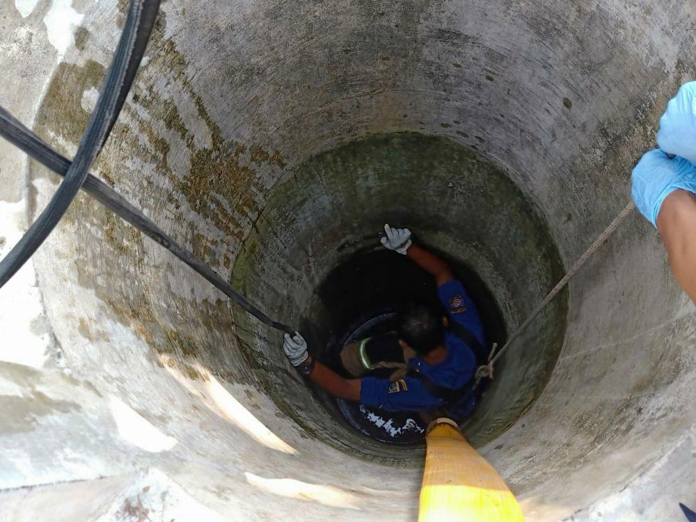 Proses evakuasi jenazah Wayem (55), warga Desa Selokerto, Kecamatan Sempor, Kabupaten Kebumen ditemukan meninggal di dalam sumur, Kamis (28/11). (Istimewa)