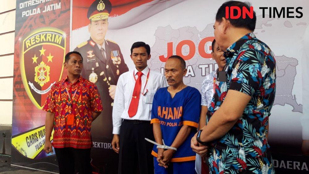 Tersangka MNM (pakai baju tahanan) kasus asusila anak di bawah umur saat dirilis di Mapolda Jatim, Jumat (29/11). IDN Times/Ardiansyah Fajar