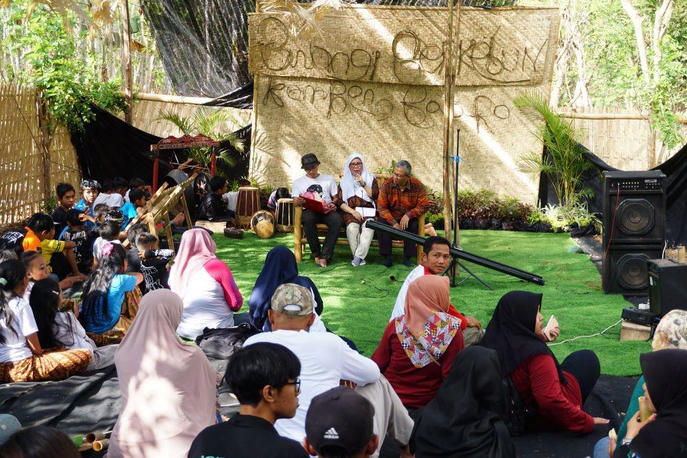 Dosen Universitas Brawijaya, sekaligus pendiri Nusantara Culture Academy (Nica), Dr Umi Salamah, M.Pd (tengah) sedang menjelaskan manfaat berkebun kepada masyarakat sekitar hutan KPH Banyuwangi Utara. IDN TImes/Mohamad Ulil Albab