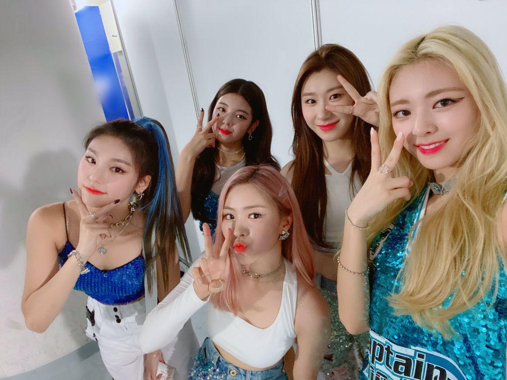 11 Potret Keakraban Anggota ITZY, Manis Banget Deh!