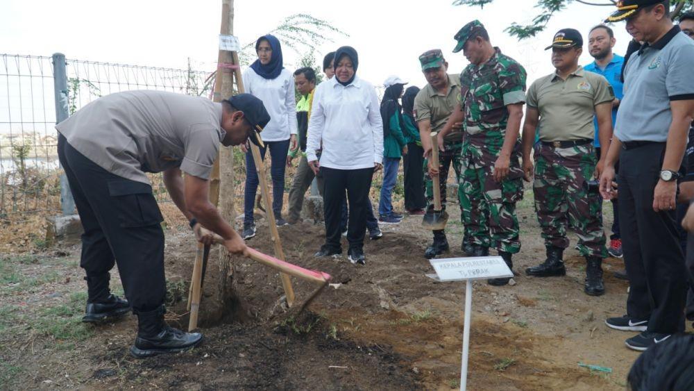 Wali Kota Surabaya, Tri Rismaharini lakukan aksi tanam pohon di Stadion Gelora Bung Tomo, Sabtu (30/11). Dok.IDN Times/Istimewa