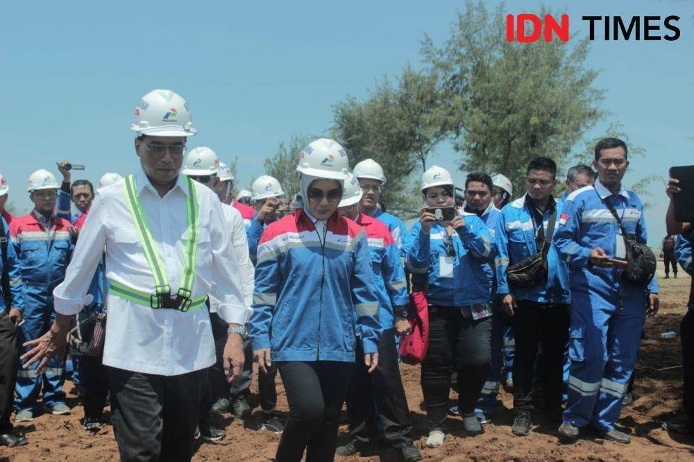 (Menhub Budi Karya didampingi Dirut Pertamina Nicke Widyawati saat meninjau lokasi proyek pembangunan Kilang Pertamina GRR Tuban, Sabtu (30/11)) IDN Times/Imron