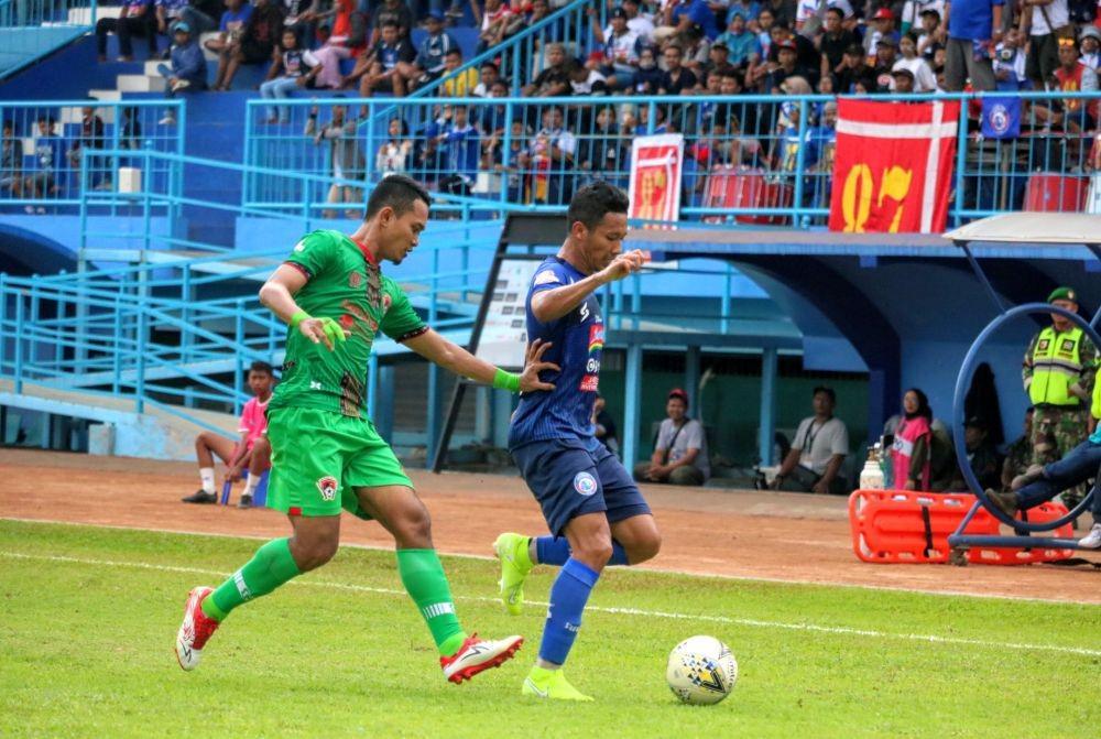 Dendi Santoso berusaha melewati pemain belakang Kalteng Putra. IDN Times/ Alfi Ramadana