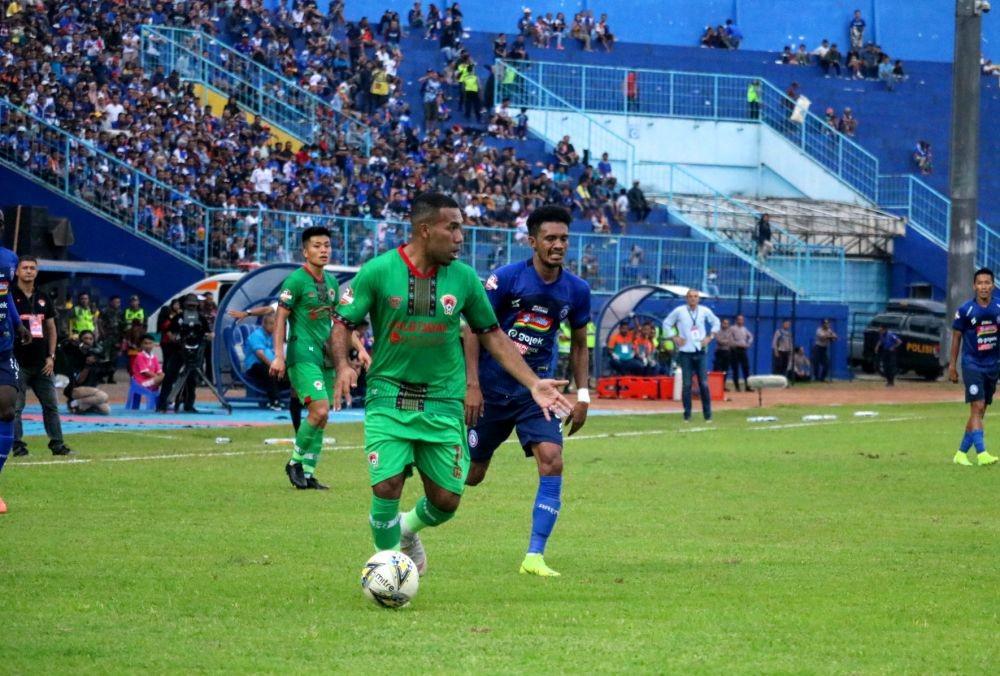 Pemain Kalteng Putra, Elthon Maran berusaha mempertahankan bola dari kejaran Alfin Tuassalamony. IDN Times/ Alfi Ramadana