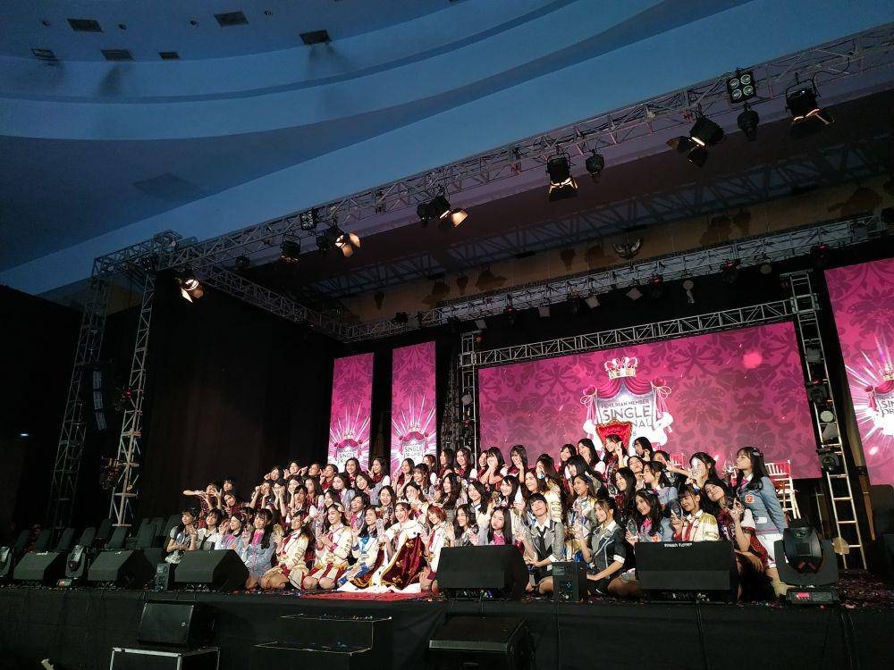 Seluruh member yang terpilih jadi senbatsu dan under girl, di Smesco Convention Hall, Jakarta, (30/11). IDN Times/Erfah Nanda