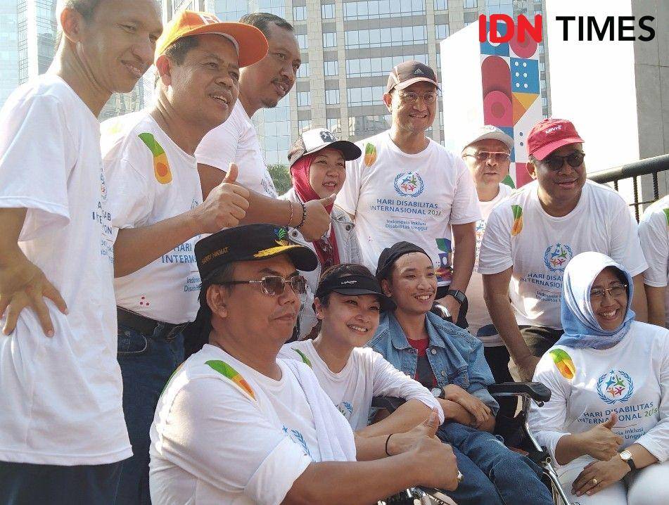 Menteri Sosial Juliari P. Batubara berpose bersama peserta jalan sehat disabilitas rangkaian acara Hari Disabilitas Internasional di FX Sudirman, Jakarta, Minggu (1/12)/ IDN Times Dini suciatiningrum